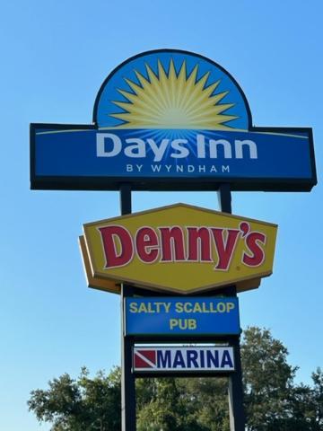 Days Inn By Wyndham Кристъл Ривър Екстериор снимка